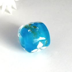 白い小花 とんぼ玉ヘアゴム　ブルー 4枚目の画像