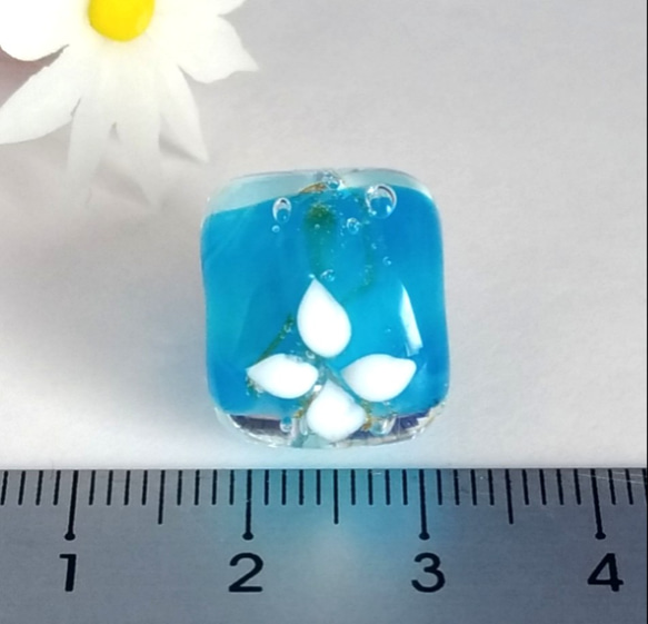 白い小花 とんぼ玉ヘアゴム　ブルー 7枚目の画像