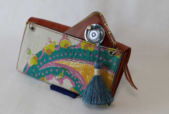 革とプリントの長財布（フラップ赤×ペーズリー） 6枚目の画像