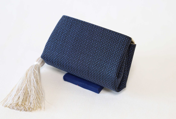 大島紬と革でつくるちいさな財布　（フラップ白1） 2枚目の画像