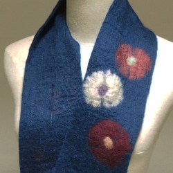 紺に丸いお花の　フェルト　ミニマフラー 2枚目の画像