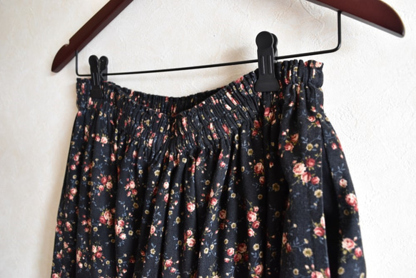 花柄コットンのレトロギャザースカート・ムラ染めブラック〈サイズ変更承ります〉 3枚目の画像