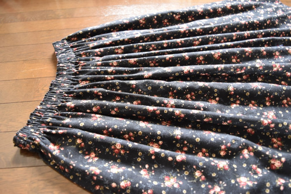 花柄コットンのレトロギャザースカート・ムラ染めブラック〈サイズ変更承ります〉 7枚目の画像