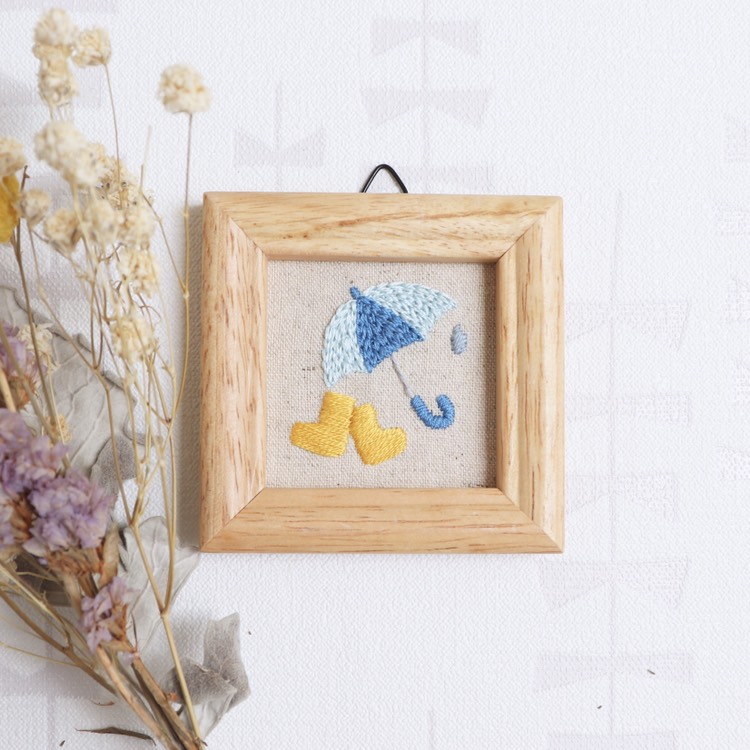 再販☆刺繍ミニフレーム＊雨の日 タペストリー・壁掛け 刺繍雑貨・布