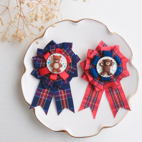 くまさんのロゼッタブローチ（青チェック) ブローチ ハナヨメ 通販