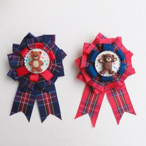 くまさんのロゼッタブローチ（青チェック) ブローチ ハナヨメ 通販