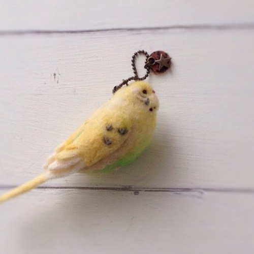 羊毛フェルト リアル可愛いセキセイインコ ブローチ 鳥 ハルクイン黄 