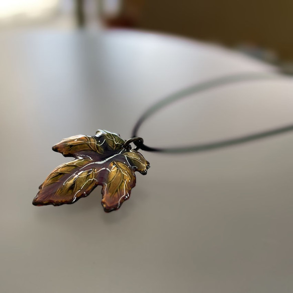 七宝焼アクセサリー 紐付きペンダント 窯変七宝「ブドウの葉