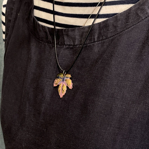 七宝焼アクセサリー 紐付きペンダント 窯変七宝「ブドウの葉