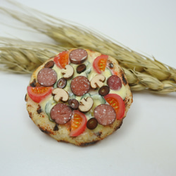 トマトとサラミピザの  ミニチュア 1枚目の画像