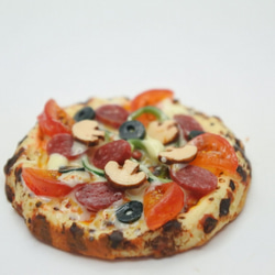 トマトとサラミピザの  ミニチュア 2枚目の画像