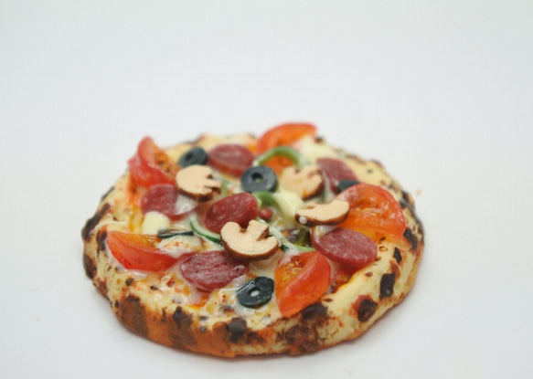 トマトとサラミピザの  ミニチュア 2枚目の画像