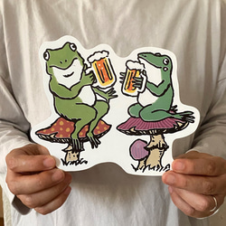変形ポストカード（ダイカット）カエルがビールで乾杯　 1枚目の画像