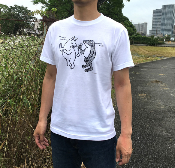 猫とカエルのTシャツ「しっぽ」（ホワイト）男女兼用【受注生産】 1枚目の画像