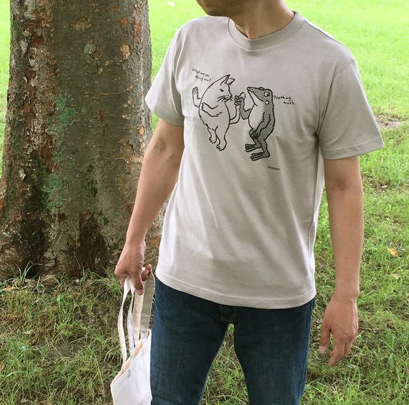 猫とカエルのTシャツ「しっぽ」（ベージュグレー）男女兼用【受注生産】 1枚目の画像
