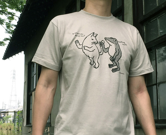 猫とカエルのTシャツ「しっぽ」（ベージュグレー）男女兼用【受注生産】 3枚目の画像