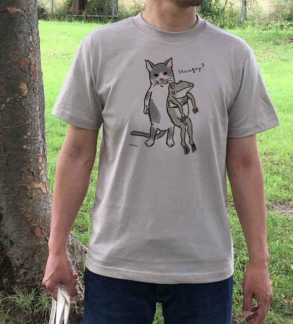 猫とカエルのTシャツ「なかよし？」（ベージュグレー）男女兼用【受注生産】 1枚目の画像