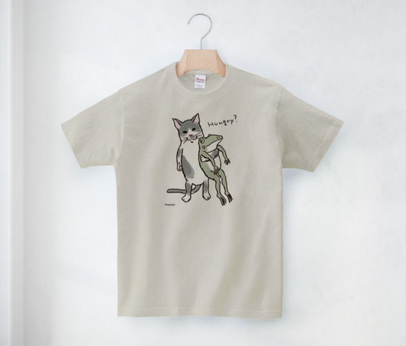 猫とカエルのTシャツ「なかよし？」（ベージュグレー）男女兼用【受注生産】 3枚目の画像