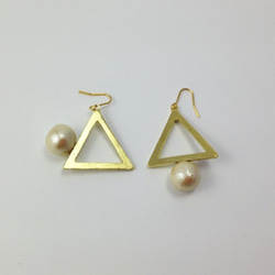 Gravity Pierced Earrings 第1張的照片