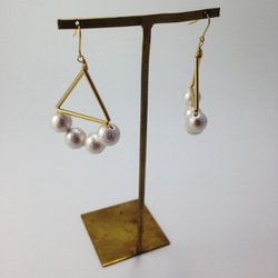 Triangle and Cotton Pearl Pierced Earrigns 第1張的照片