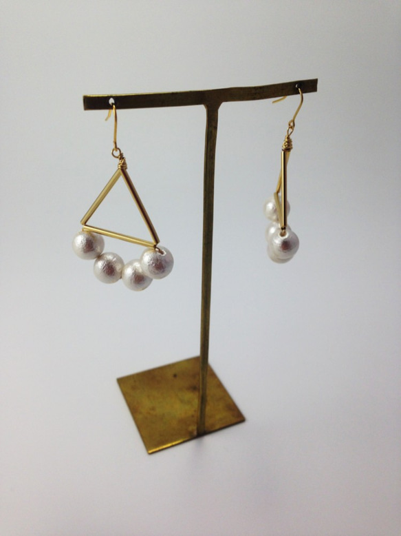 Triangle and Cotton Pearl Pierced Earrigns 第1張的照片