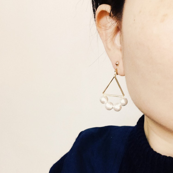 Triangle and Cotton Pearl Pierced Earrigns 第3張的照片