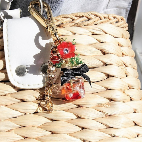 アネモネとパンジーの小瓶バッグチャーム（革紐・チェーン・バッグ