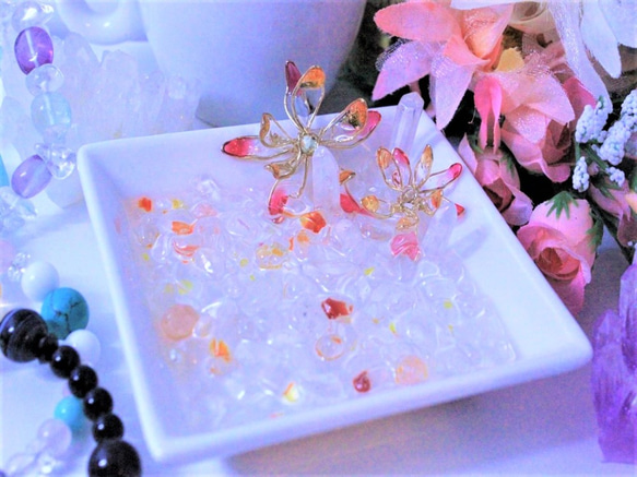 水晶さざれとお花のアクセサリートレイ（ピンクオレンジ 1枚目の画像