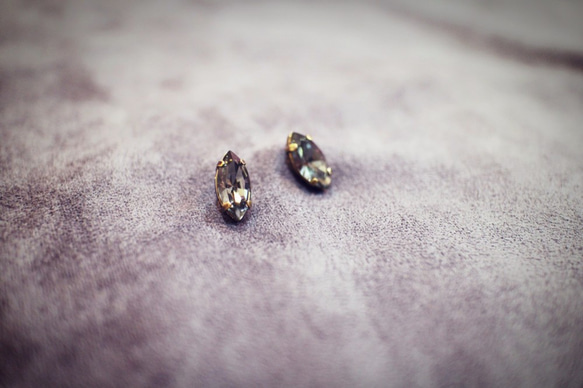 快適なカジュアルなスワロフスキークリスタルダイヤモンドマーキスダイヤモンドの爪のイヤリングの簡単な一連の単一石はグレーのピン/ク 2枚目の画像