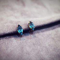 快適なカジュアルなスワロフスキーマーキスダイヤモンド単結晶ダイヤモンド爪のシンプルな一連の深い青色の宝石イヤリングピン/クリップ 1枚目の画像
