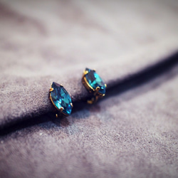 快適なカジュアルなスワロフスキーマーキスダイヤモンド単結晶ダイヤモンド爪のシンプルな一連の深い青色の宝石イヤリングピン/クリップ 2枚目の画像