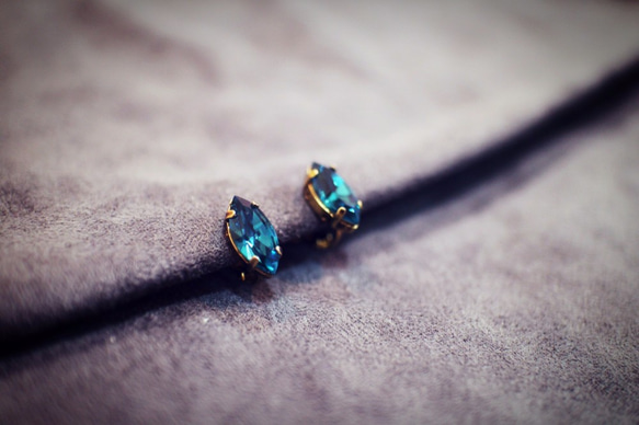 快適なカジュアルなスワロフスキーマーキスダイヤモンド単結晶ダイヤモンド爪のシンプルな一連の深い青色の宝石イヤリングピン/クリップ 2枚目の画像