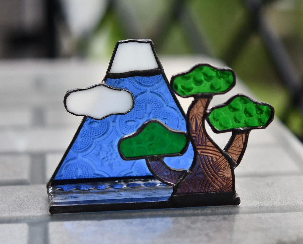 展示 ステンドグラス 富士山と松 お正月 生徒さんの作品。富士山の
