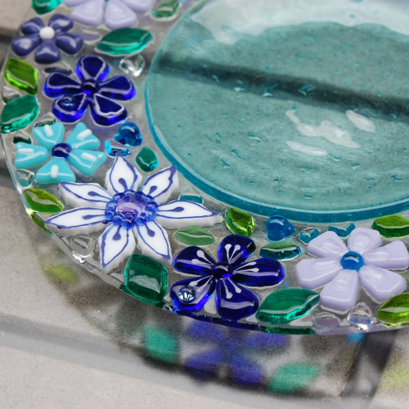 ブルー系統　可愛いお花畑のお皿 2枚目の画像