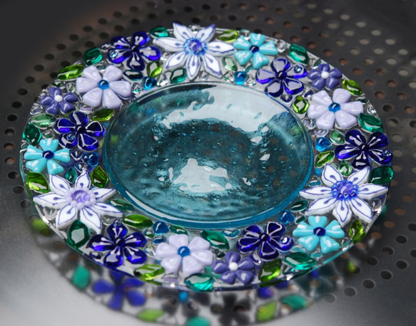 ブルー系統　可愛いお花畑のお皿 4枚目の画像