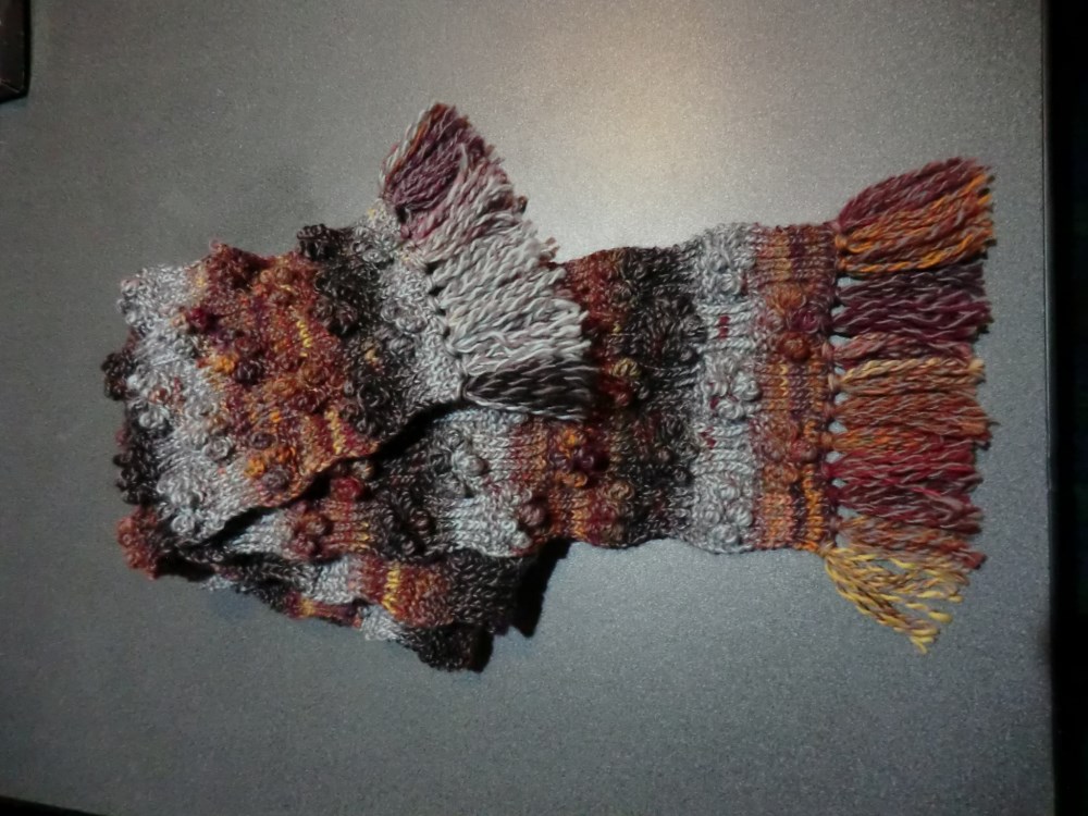 送料無料、上質なウール100％のシックな玉編みのマフラー、一点物、