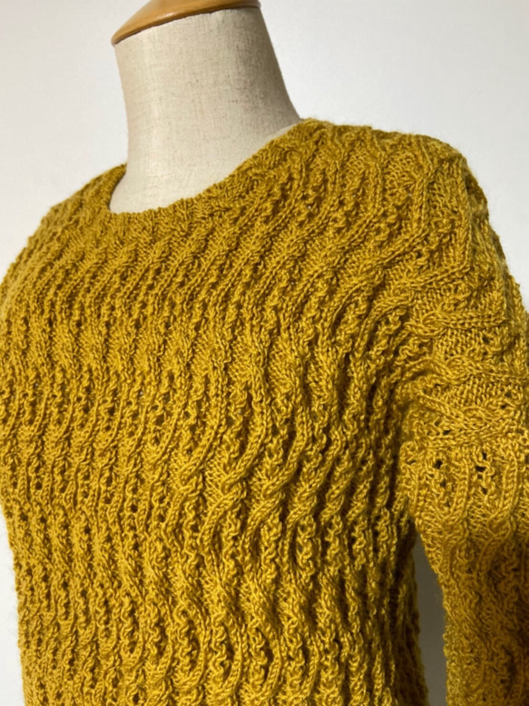 送料無料 手編みのキャメル色の編み込みセーター、一点物 3枚目の画像