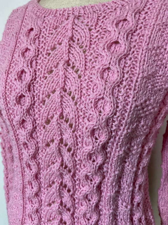 ピンクの編み込みセーター 2枚目の画像