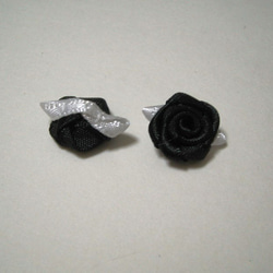 クロ×シロ葉っぱ付巻き薔薇1.5cm　15個セット 2枚目の画像