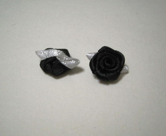 クロ×シロ葉っぱ付巻き薔薇1.5cm　15個セット 2枚目の画像