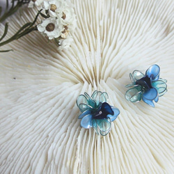 グラデーションブルーのアジサイの花のイヤリング手作りの樹脂の耳ピアスイヤークリップ 1枚目の画像