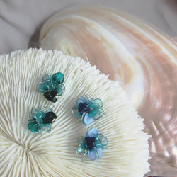 グラデーションブルーのアジサイの花のイヤリング手作りの樹脂の耳ピアスイヤークリップ 3枚目の画像
