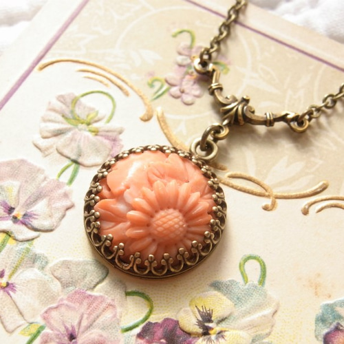 K18本珊瑚両面花彫の希少アンティークペンダントトップ アンティーク本