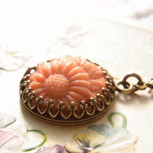 アンティーク　ビンテージ昔の珊瑚ネックレス　透かし彫り菊の花細工 アンティーク ビンテージ昔の珊瑚ネックレス 透かし彫り菊の花細工