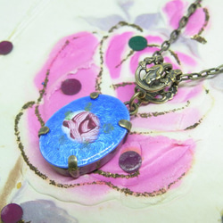 ヴィンテージ・ギロッシュエナメル・ピンクローズのブルーのネックレス 2枚目の画像