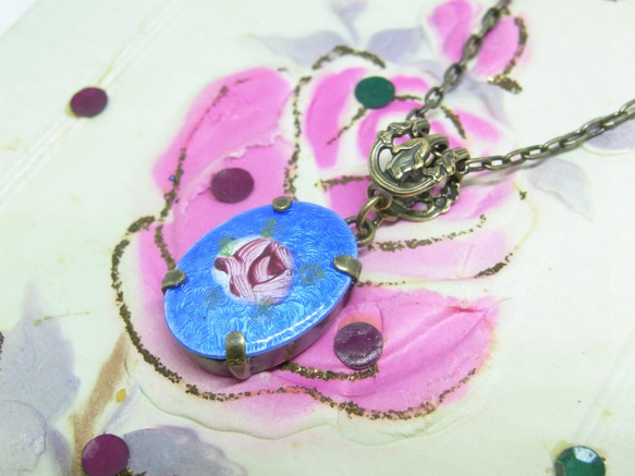 ヴィンテージ・ギロッシュエナメル・ピンクローズのブルーのネックレス 2枚目の画像