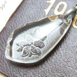 ヴィンテージ・クリアグラスのインタリオ、flower&leafのネックレス 2枚目の画像