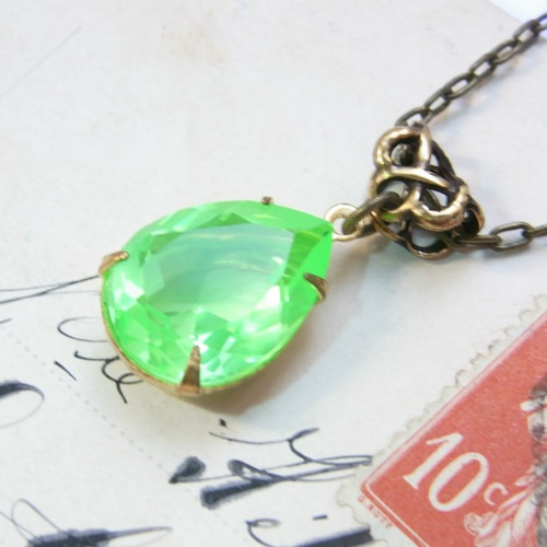 ヴィンテージ　リーフカービング、すずらんと淡水パールのペンダントトップ ヴィンテージ リーフカービング、すずらんと淡水パールの