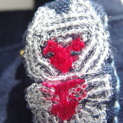 ぷっくりクリオネちゃんのハート刺繍ブローチ 2枚目の画像