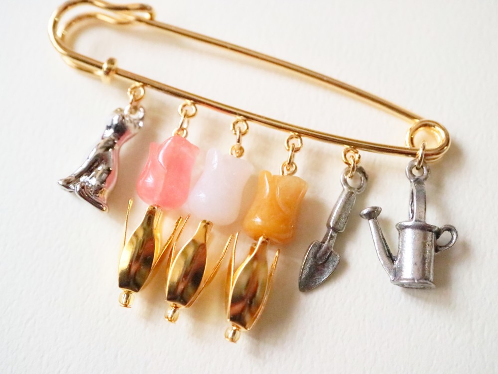 ねこの散歩道　小学校のチューリップ＊ブローチ 花 猫 ネコ 繊細 揺れる 天然石 ジョウロ スコップ シャベル